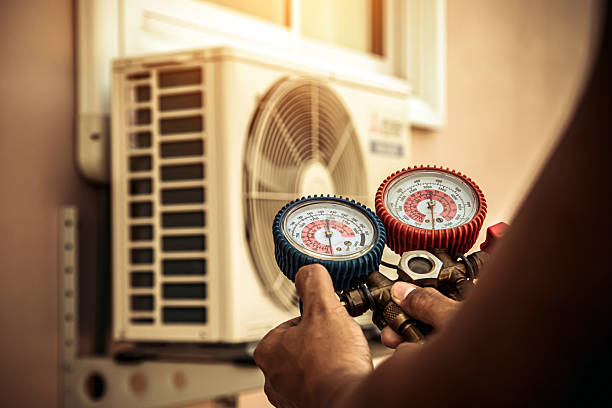 Professional Hvac technician working in Vinton, IA